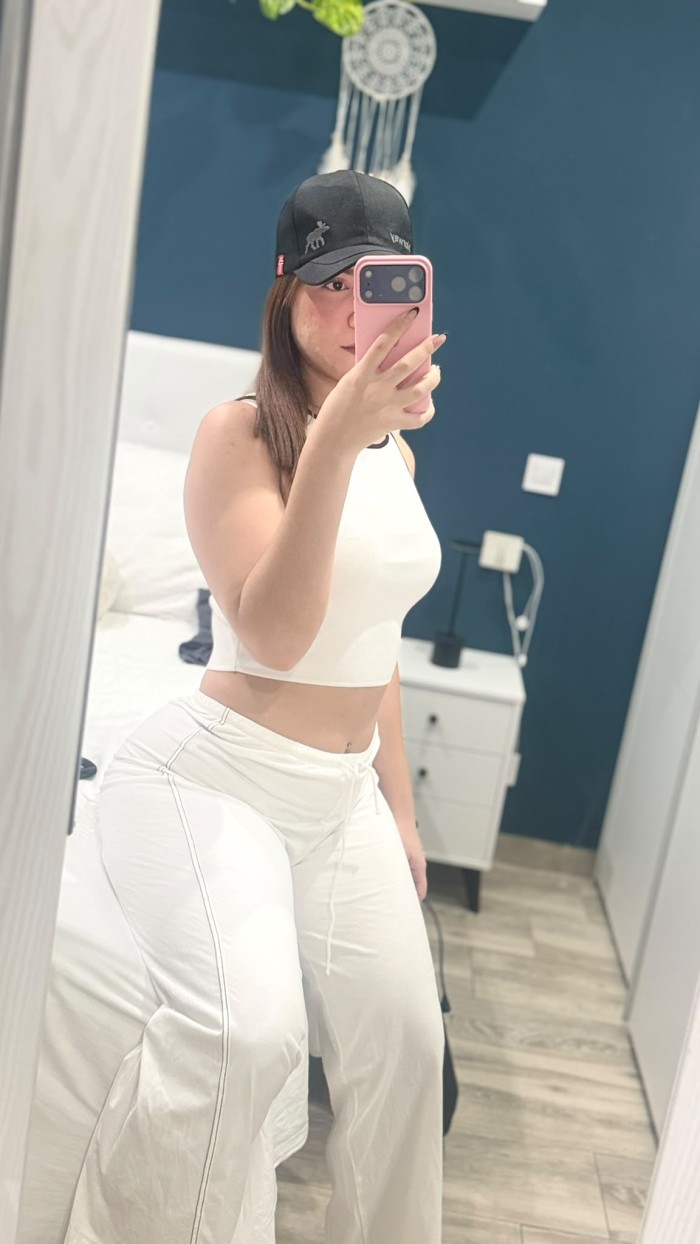 Adorable, cachonda, simpática y me gusta la fiesta