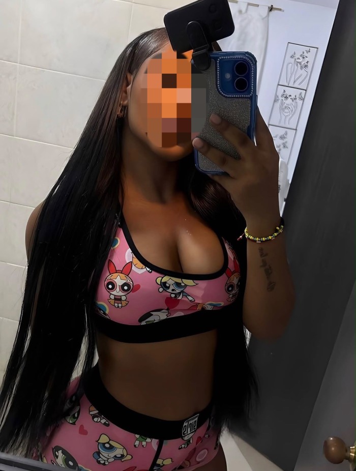 Encantadora, sexy morena espectacular dispuesta at