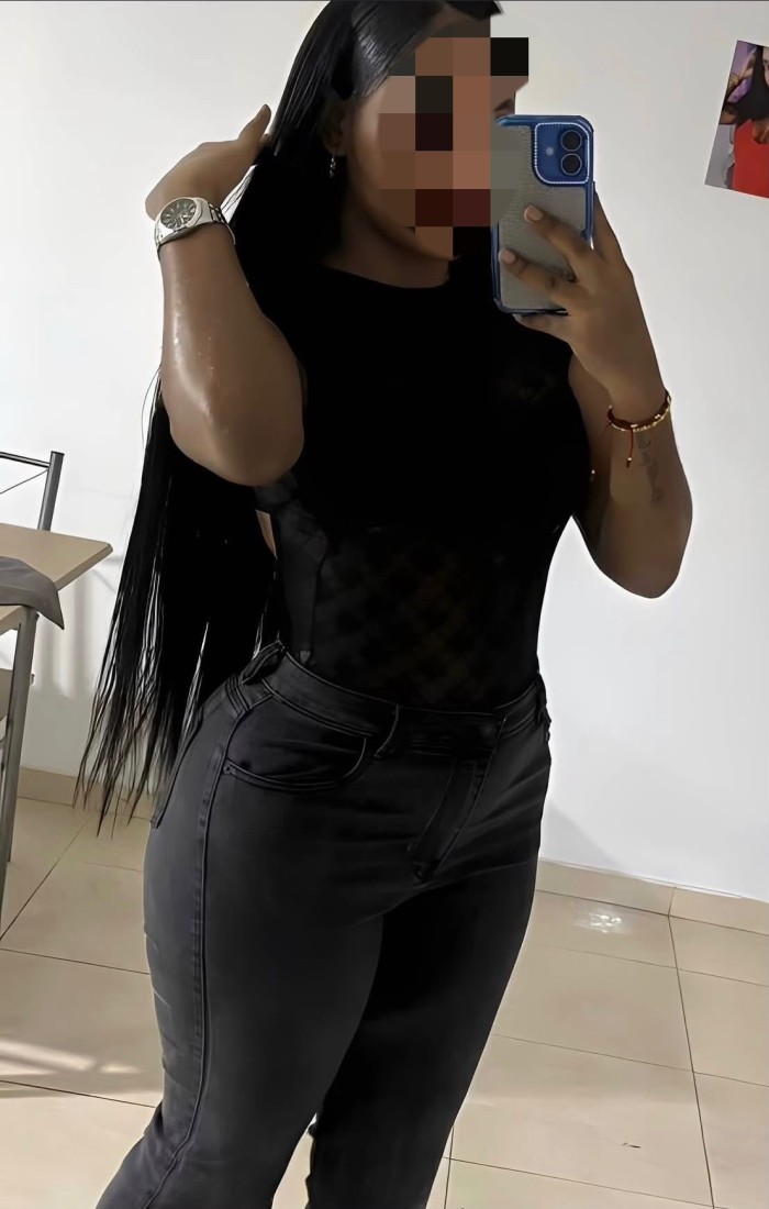 Encantadora, sexy morena espectacular dispuesta at