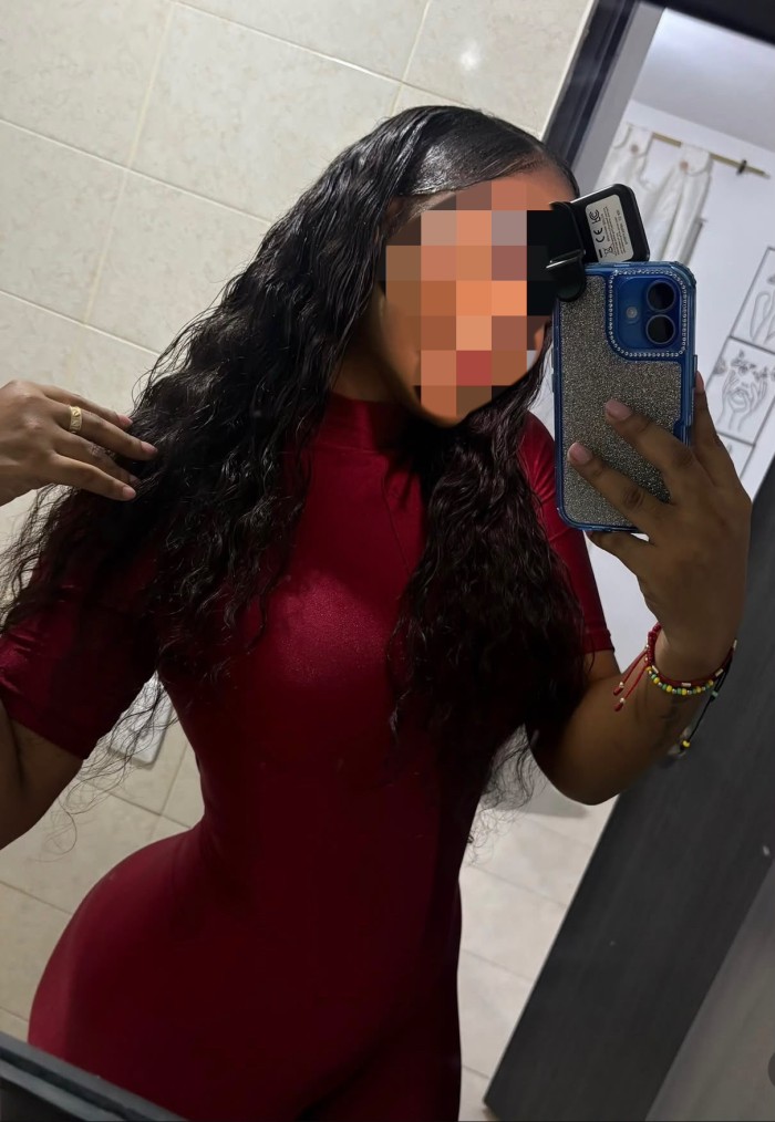 Encantadora, sexy morena espectacular dispuesta at