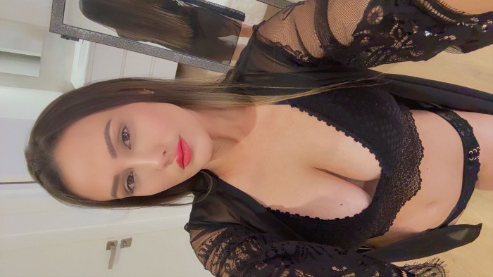 ZARA BESOS CON LENGUA