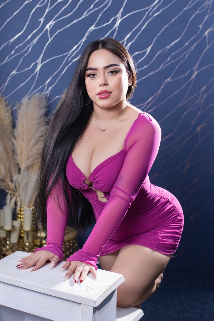 CAMILA BELLA COLOMBIANA CURVY 22 AÑITOS TAMBIÉN SALIDAS 24 HORAS
