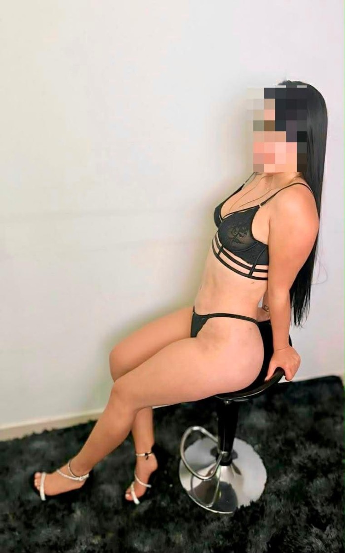 SENSUAL COMPLACIENTE SENSUAL DESEOSA DE SEXO