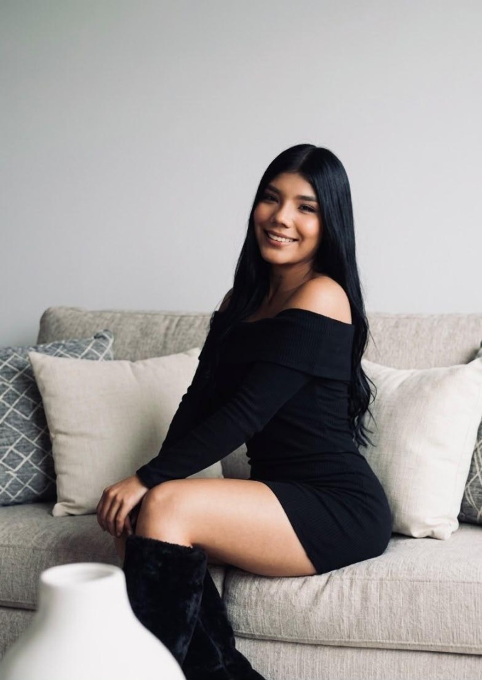 ALICE JOVEN MORENA FIESTERA EN FUENGIROLA
