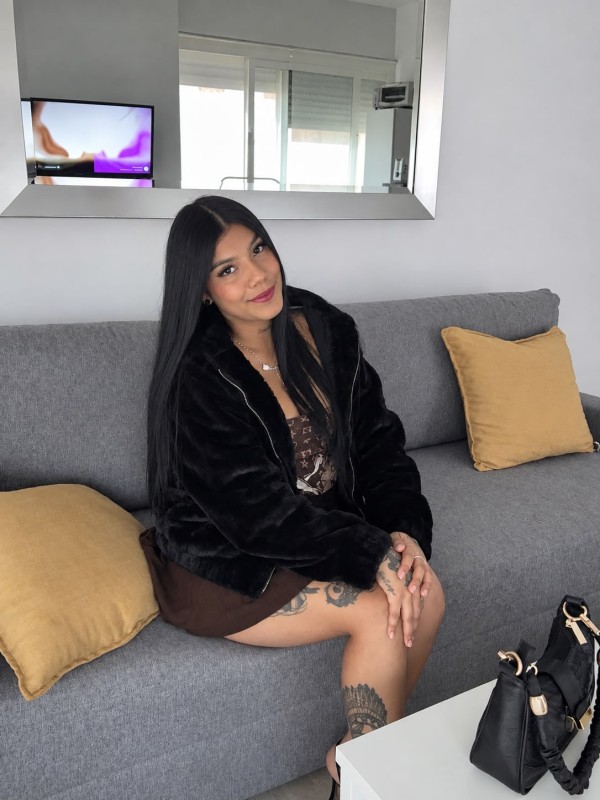 ALICE JOVEN MORENA FIESTERA EN FUENGIROLA