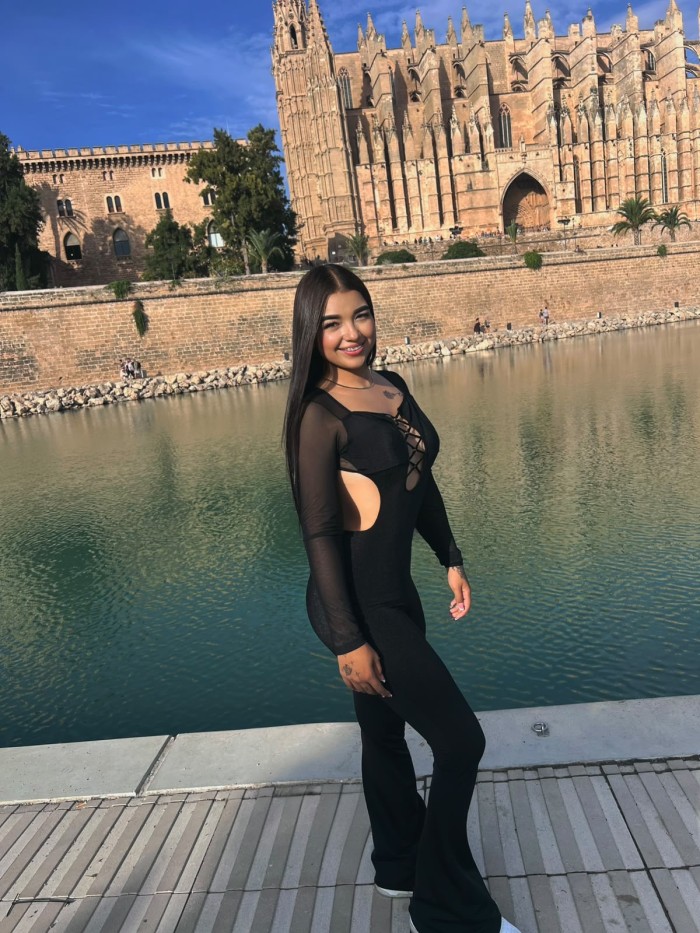 Sarita 18 años primera vez en la isla fiestera