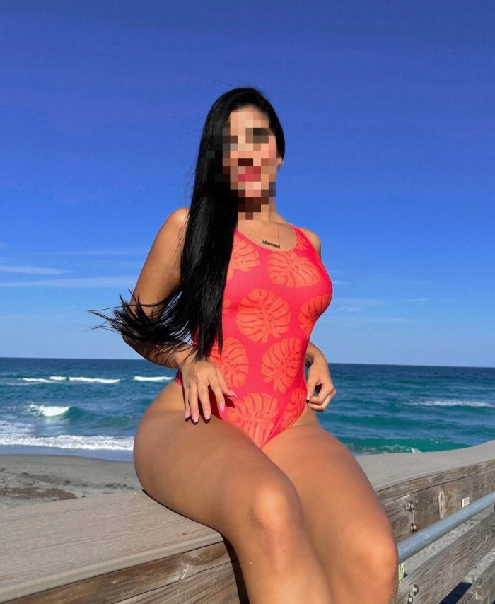 Camila jovencita latina fiestera en Candelaria