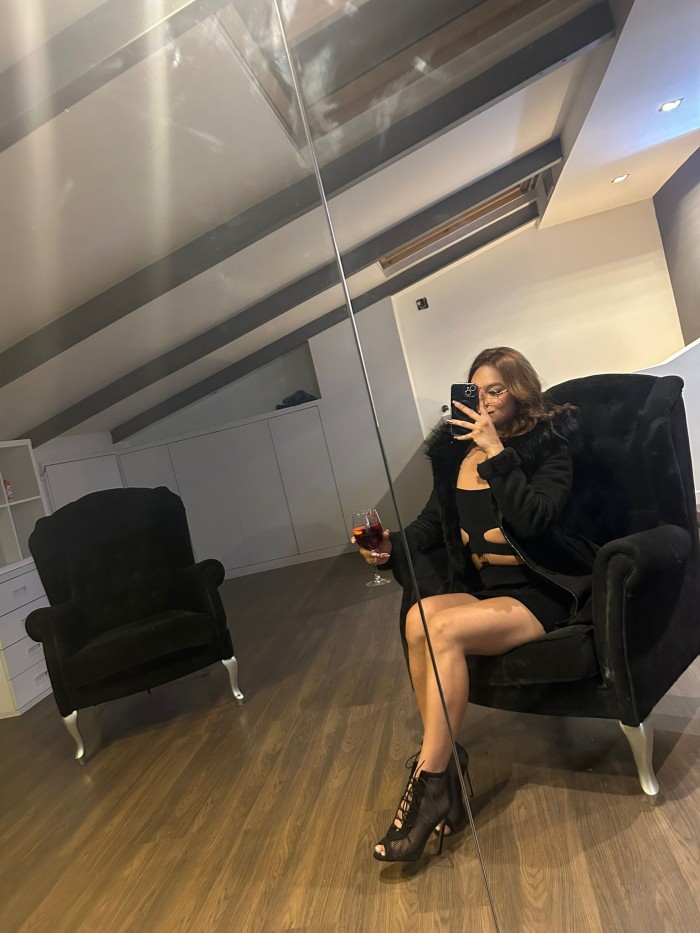 JOVENCITA TRANS PAISA, SEXY Y MUY ENROLLADA 24H