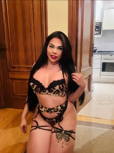 CHICA TRANS DOMINANTE CACHONDA VERSATIL