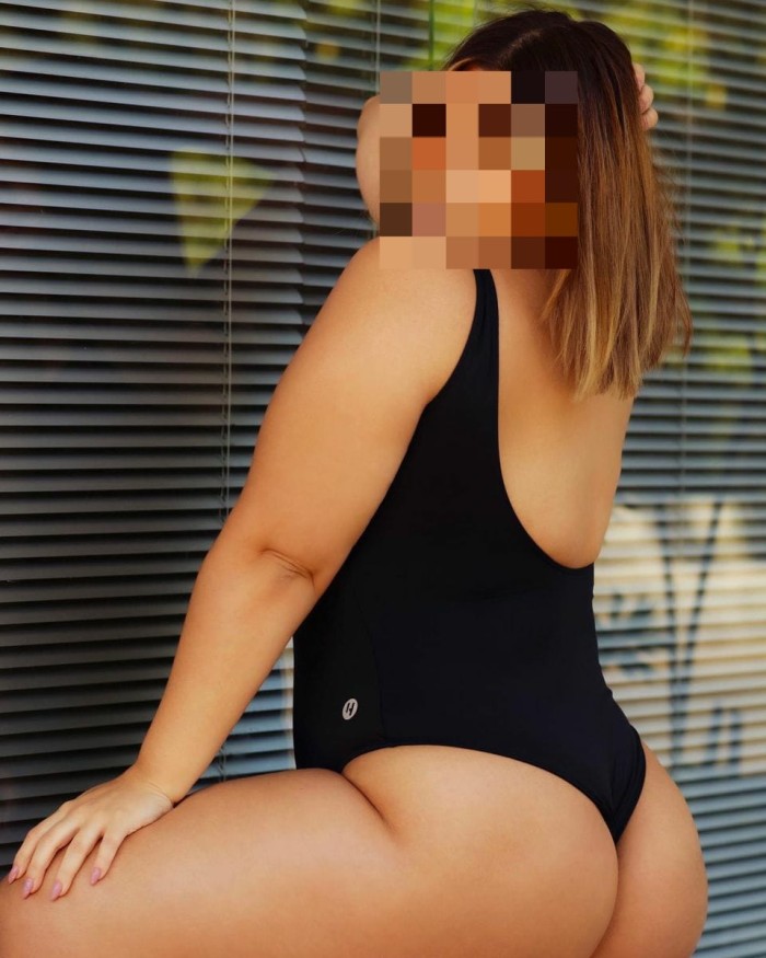 Luna rubia con curvas peligrosas