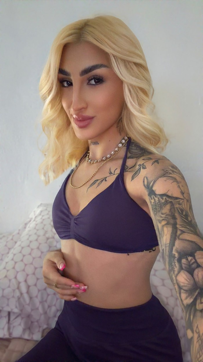 rubia delgada joven fogosa