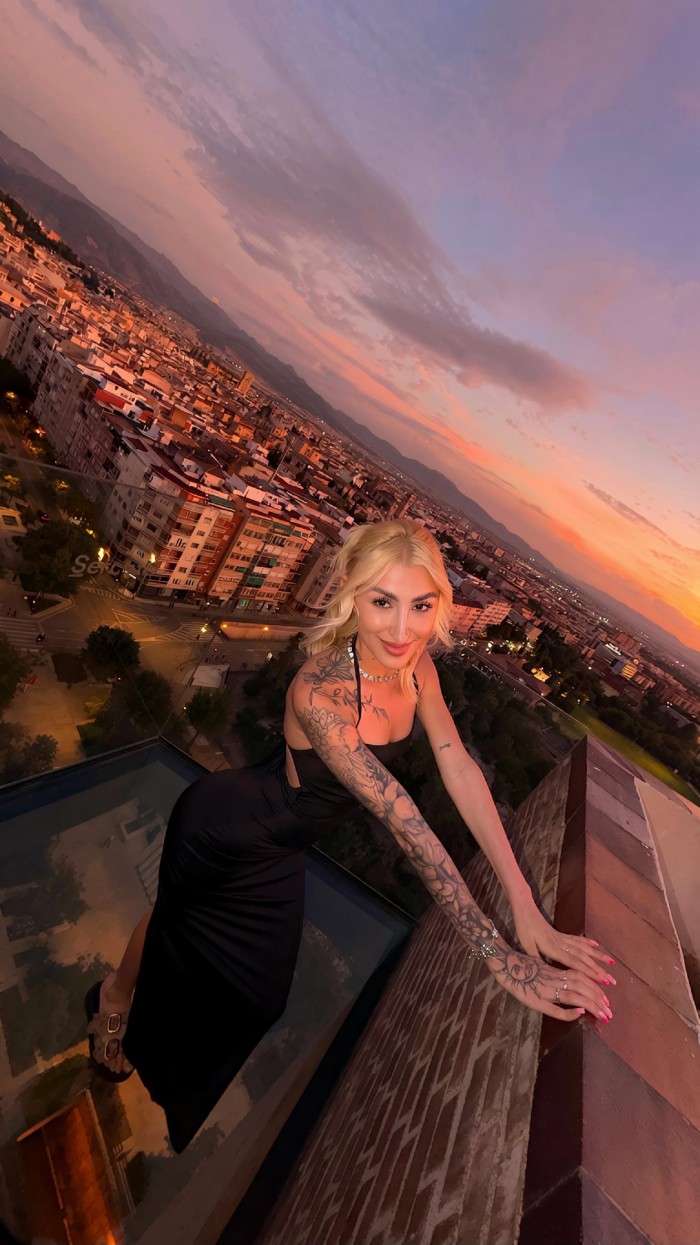 rubia delgada joven fogosa