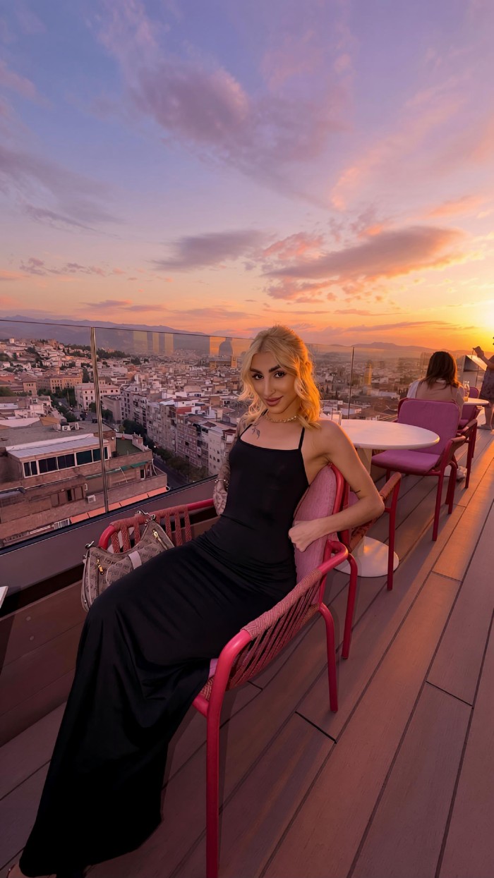 rubia delgada joven fogosa