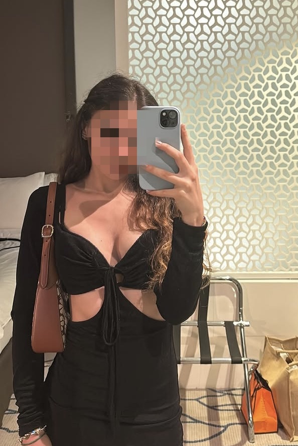 Lia Española delgada  besos con legua