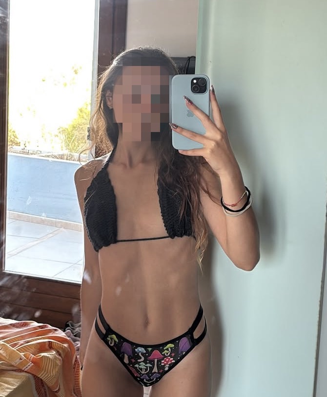 Lia Española delgada besos con legua