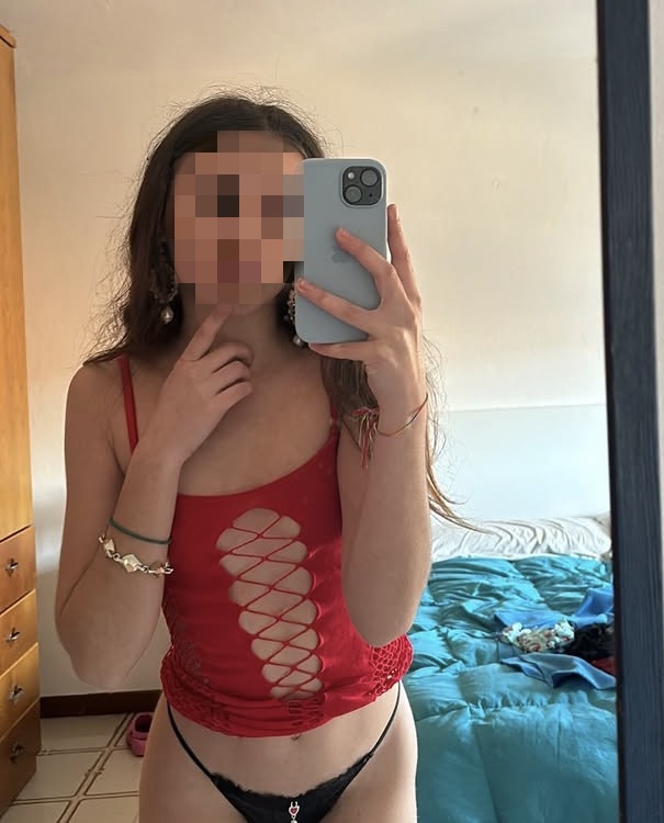 Lia Española delgada  besos con legua