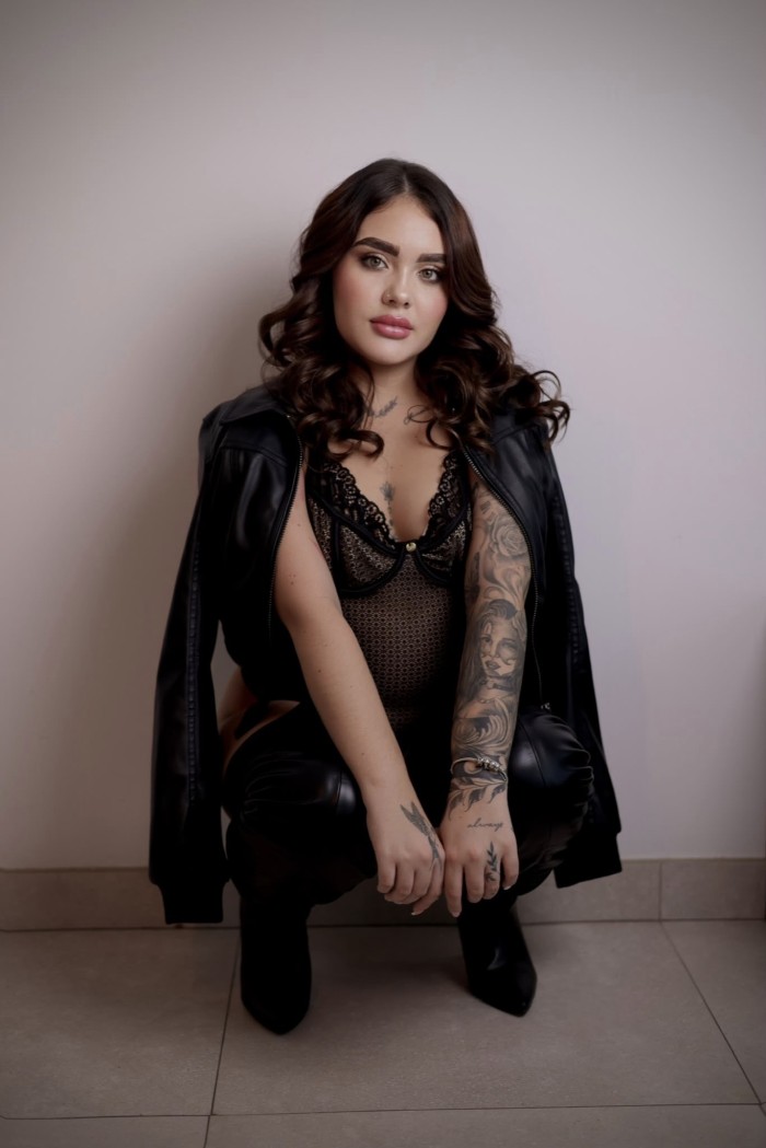 Rubita encantadora y muy complaciente