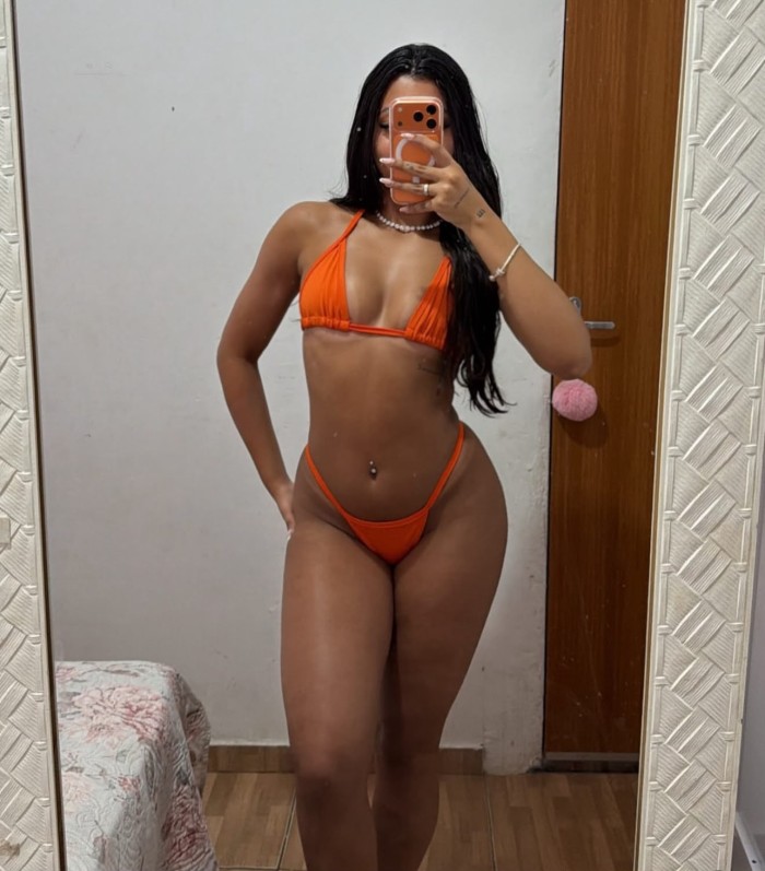 Morena joven: elegancia, curvas y pura sensualidad
