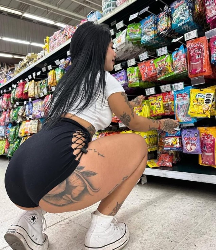 Joven bella cuerpo natural fiestera a topee