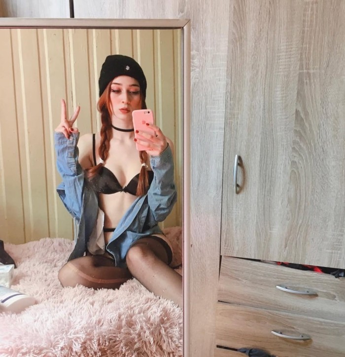 Mía joven pelirroja piel blanca