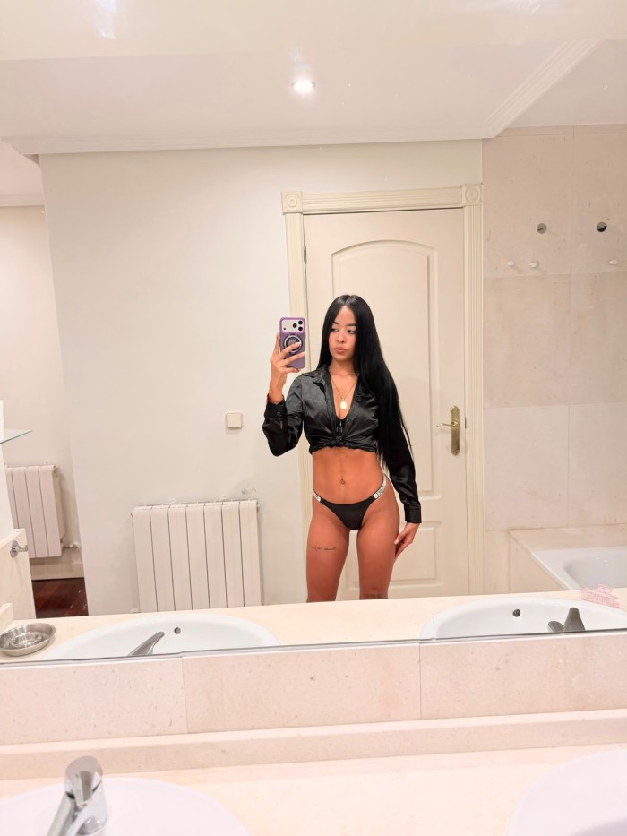 ENCANTADORA CHICA MUY CALIENTE CON RICO CULO