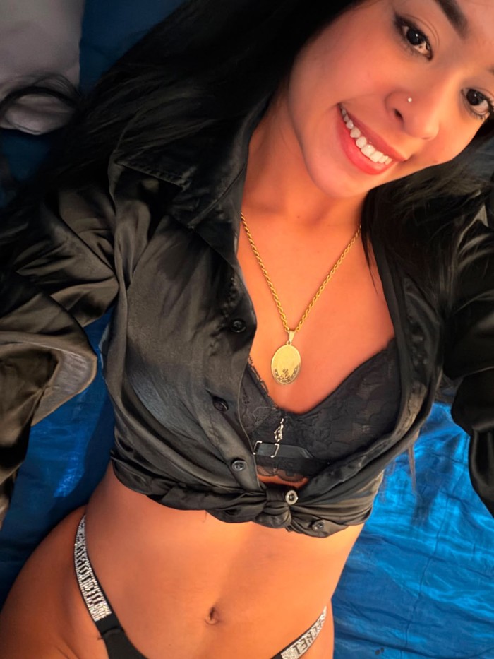 ENCANTADORA CHICA MUY CALIENTE CON RICO CULO