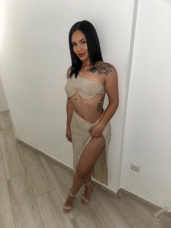 JOVEN LATINA COMPLACIENTE FIESTERA CARIÑOSA