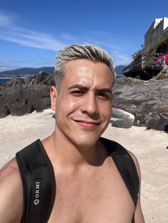 LATINO FOLLADOR BUSCA SUMISAS OBEDIENTES