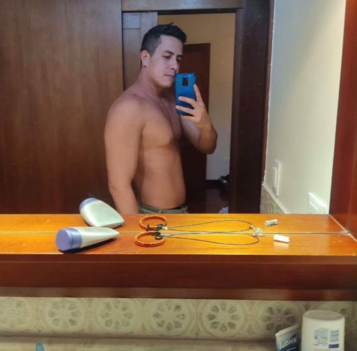 LATINO FOLLADOR BUSCA SUMISAS OBEDIENTES