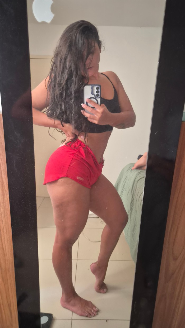 Brasileña te hace delirar con placer.