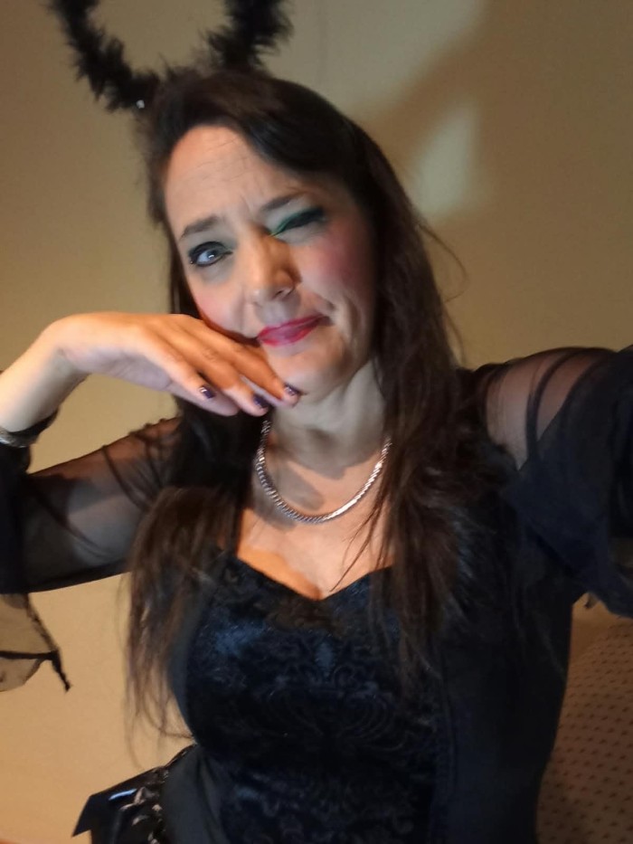 ESPAÑOLA. ME CHIFLAAAAAA EL GRIEGO. FIESTERA