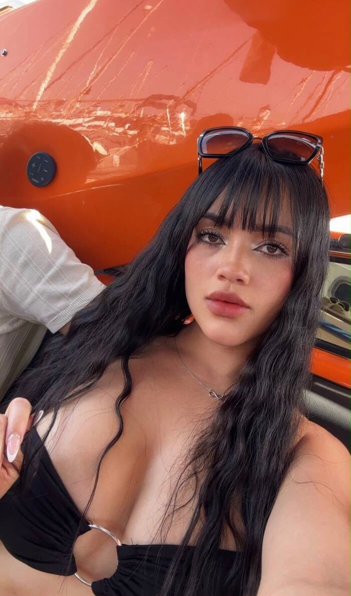 RENATA DEJAME HACERTE FELIZ DESPUES UN LARGO DIA DE TRABAJO