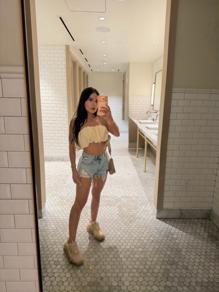 HERMOSA COLOMBIANA COMPLACIENTE Y MAJA, FIESTERA