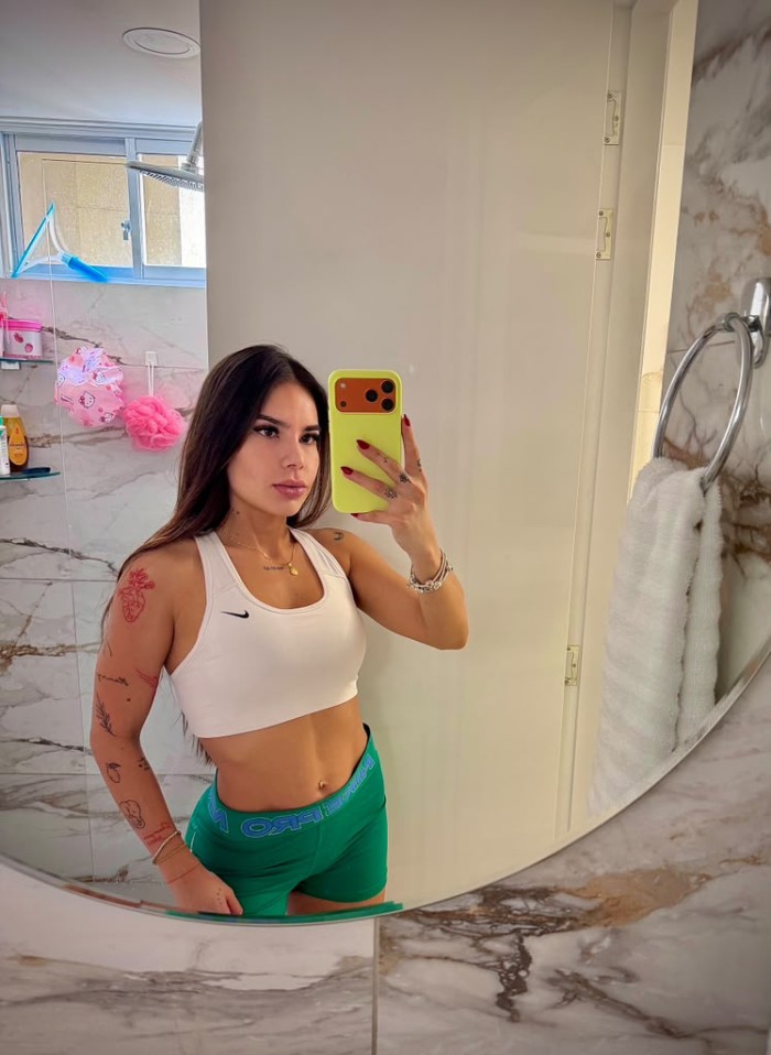 HERMOSA COLOMBIANA COMPLACIENTE Y MAJA, FIESTERA