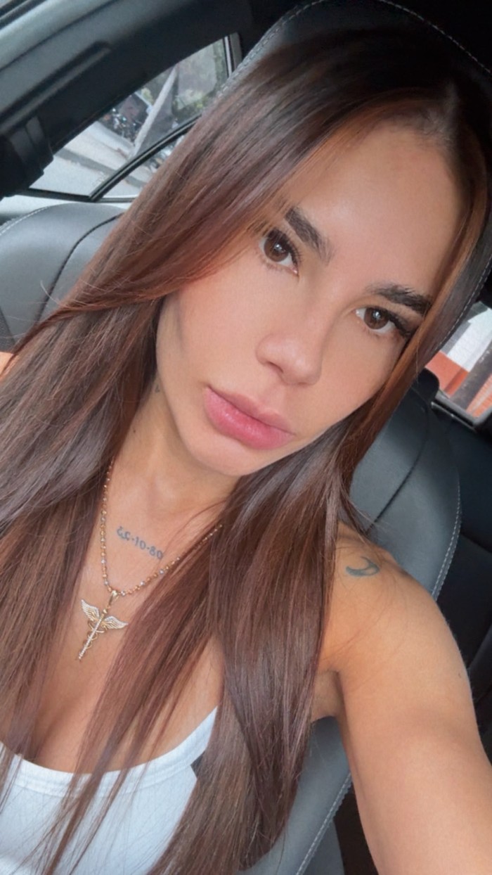 HERMOSA COLOMBIANA COMPLACIENTE Y MAJA, FIESTERA