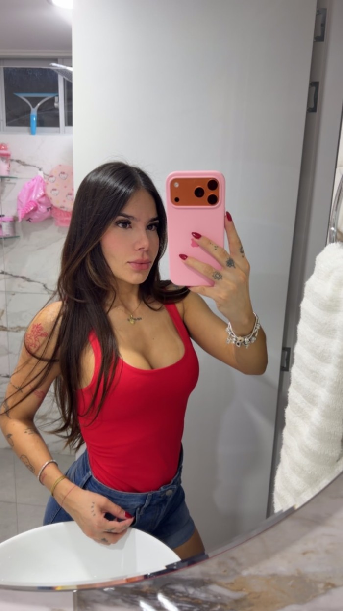 FIESTERA, CERCANA, COMPLACIENTE Y MUY MAJA