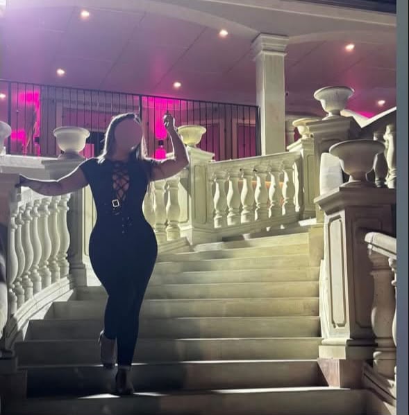 BELLA Y SEXY LATINA MÁXIMA IMPLICACIÓN