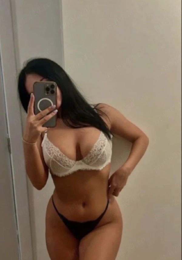 Bella morena atractiva caliente juquetona de paso
