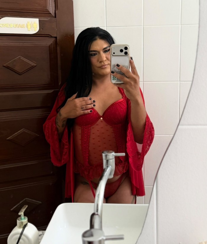 Morena tatuada discreta y pollona