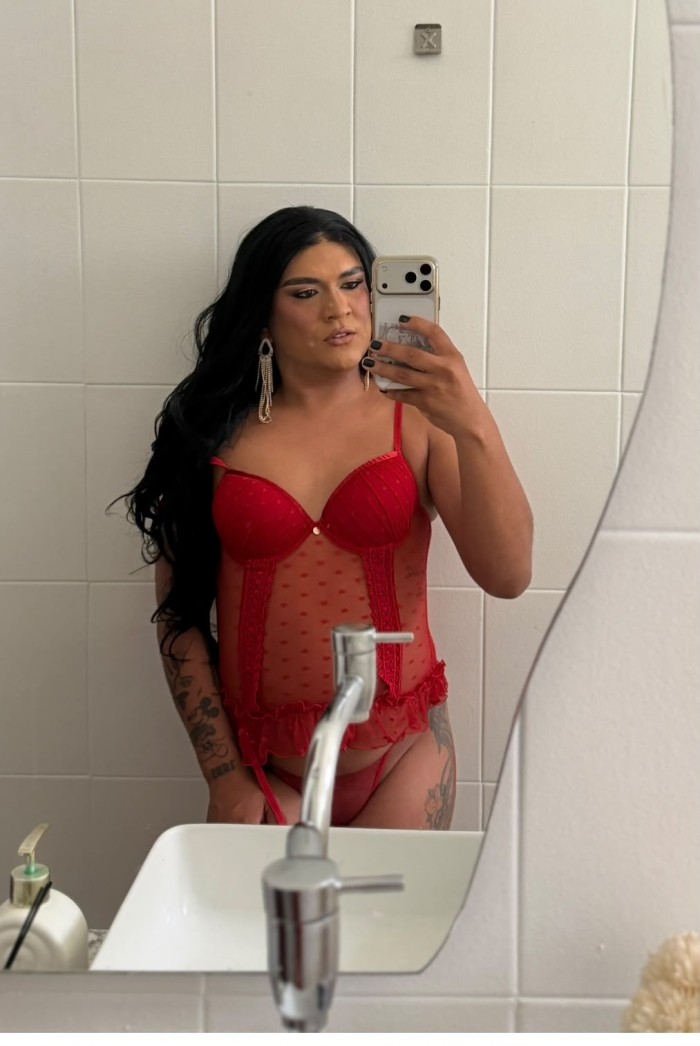 Morena tatuada discreta y pollona