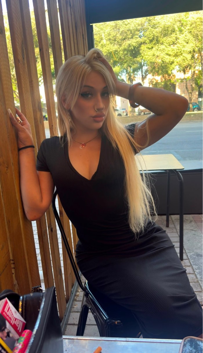 SEXY TRANS EN RUBI COMPLACIENTE FIESTERA