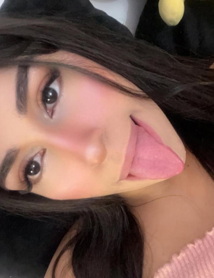 Joven latina universitaria primera vez