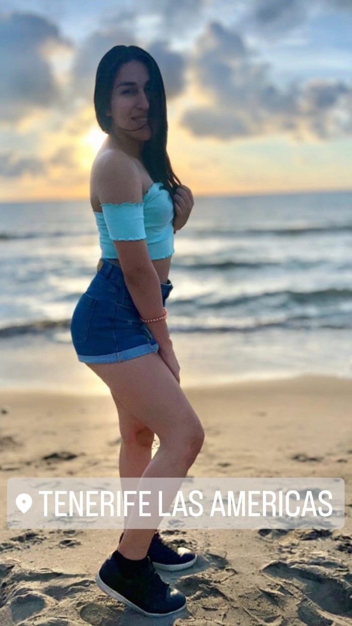 Joven latina universitaria primera vez