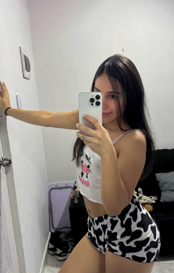 Joven latina universitaria primera vez