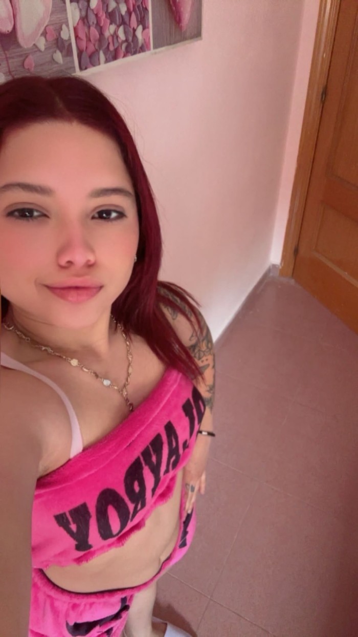 Pelirroja tengo sitio soy Lara ILLESCAS y SALIDAS
