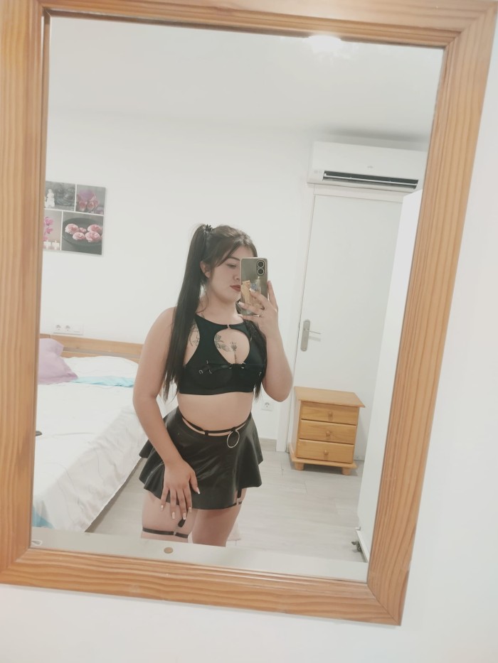 HERMOSA LATINA CON CUERPO NATURAL
