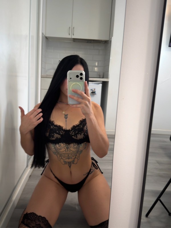 CACHONDA CHICA EN TORREMOLINOS MUY GUARRA Y FIESTERA