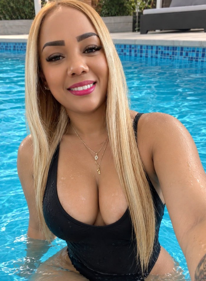 Linda chica COLOMBIANA toda una diosa putona Para ti LLAMAME