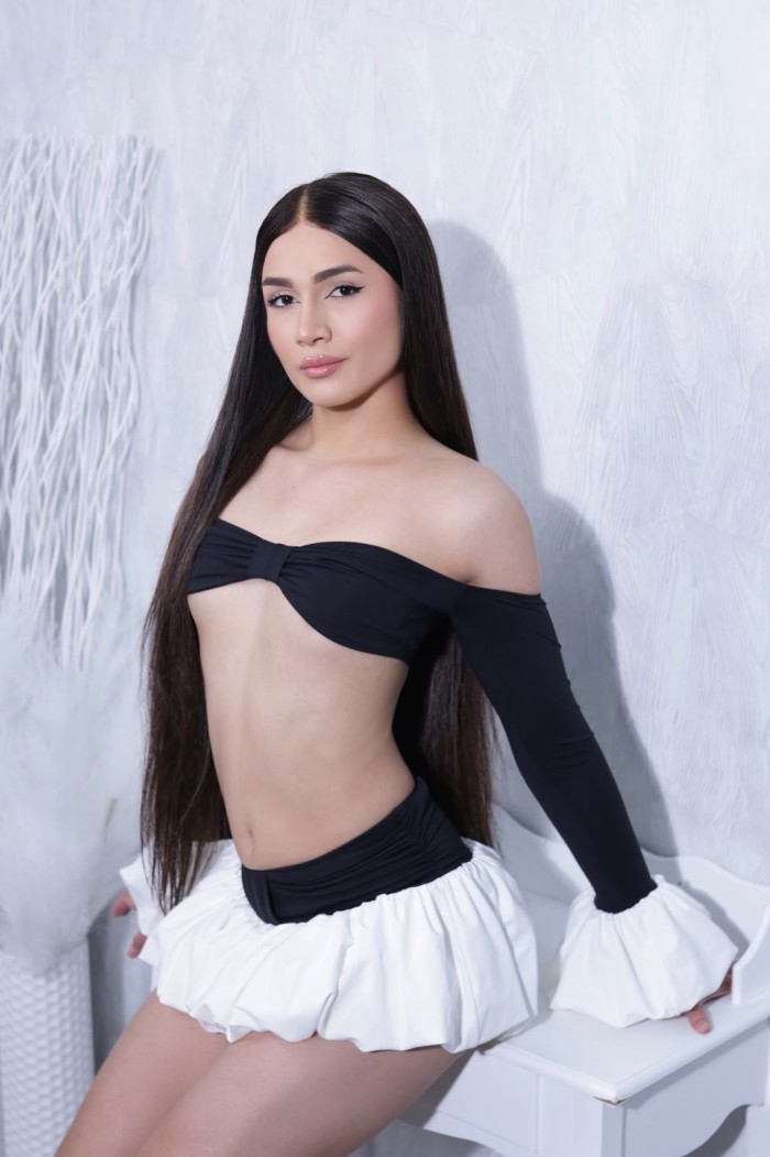 TU DIOSA TRANS CON CULO TRAGON MUY LECHERA