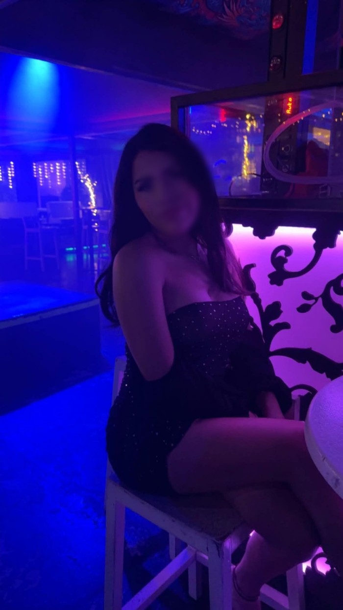 TRANS LATINA JOVENCITA Y CACHONDA EN VECINDARIO